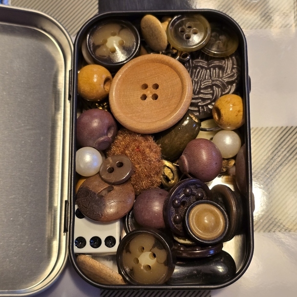 Crows Mystery Treasure Tin Brown Items - Picture 4 of 4